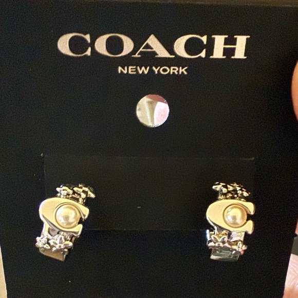 -RESERVED-
COACH BUNDLE
Signature Pearl Huggie Earrings & Pearl Pendant Necklace - Picture 5 of 5